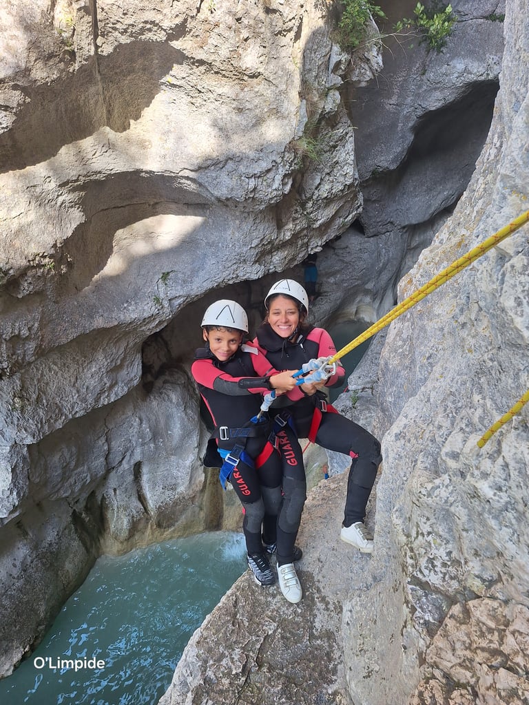 Descente en rappel pour les enfants dans le Verdon